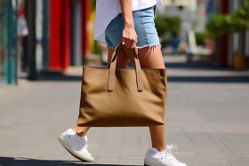 女士休闲大容量布包怎么搭配 女士休闲大容量布包怎么搭配图片