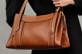 女士斜挎包真皮软皮（真皮的女士软皮斜挎包）
