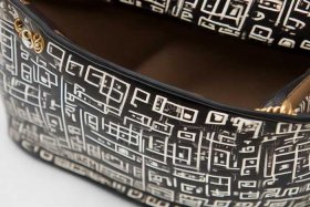 蔻驰包的花纹位置都一样吗，蔻驰包的花纹位置都一样吗图片