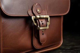 男士休闲包包用哪种（男士休闲包包用哪种扣子好）