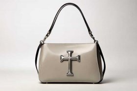 类似十字架标志的包叫什么 - 类似十字架标志的包叫什么牌子