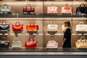 女生的包包品牌和价格有关系吗 - 女生的包包品牌和价格有关系吗图片