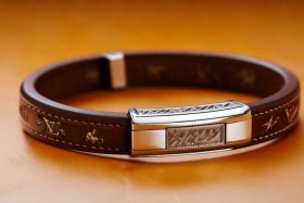 路易 威登手环；路易威登磁扣手环