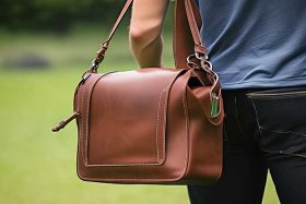 男士休闲小挎包，男士休闲小挎包可放水瓶