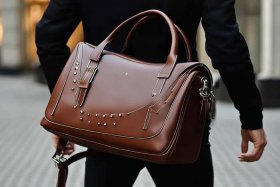 男士斜挎包哪个牌子比较好看（男士斜挎包哪个牌子比较好看又实用）