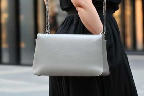 女士挎包品牌；女士挎包品牌灰色款式