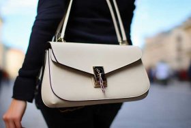 女士小包包斜挎（女士小包包斜挎包拉链头是几号）