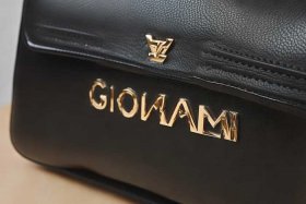 名牌包包标志logo真伪（名牌包包标志logo真伪怎么看）