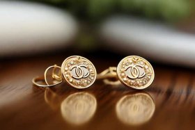 黄金999足金耳钉香奈儿款，香奈儿标志的黄金耳钉