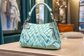 今年特别钩的流行包包；今年特别钩的流行包包单肩款