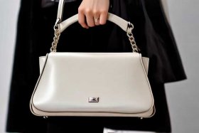 女包轻奢品牌适合20多岁 女包轻奢品牌适合20多岁的人吗