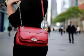 女斜挎包哪个品牌好 女斜挎包哪个品牌好看