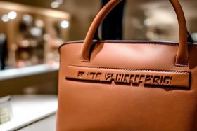 京东买的名牌包是正品吗（京东买的名牌包是正品吗知乎）