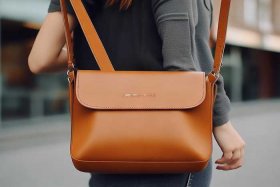 女士小皮包双肩（女士小皮包双肩包怎么穿）