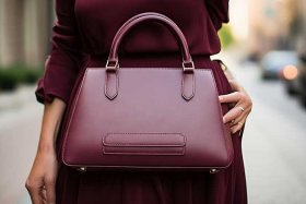 女人包包女款爆款2025新款（40-50岁女人包包颜色）