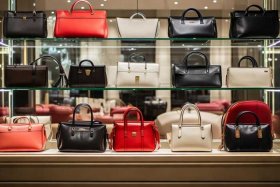 女人一年买几个包，女人一年买几个包包正常