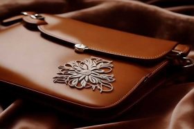 花瓣标志的包包是什么品牌 花瓣标志的包包是什么品牌的