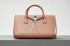 剪logo牌子包包 - 包的logo像个剪刀