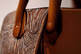 蔻驰包包同款纹路一样吗（蔻驰包包同款纹路一样吗怎么看）