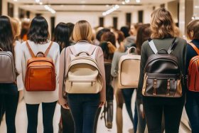 女士背包品牌十大排名（女士背包品牌十大排名价格）