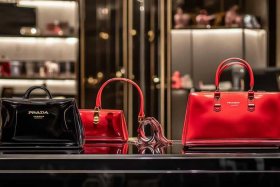 名牌包包排行榜前十名普拉达；世界十大包品牌排行榜普拉达