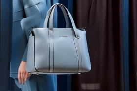 女士斜挎包品牌及价格（女士斜挎包品牌及价格表）