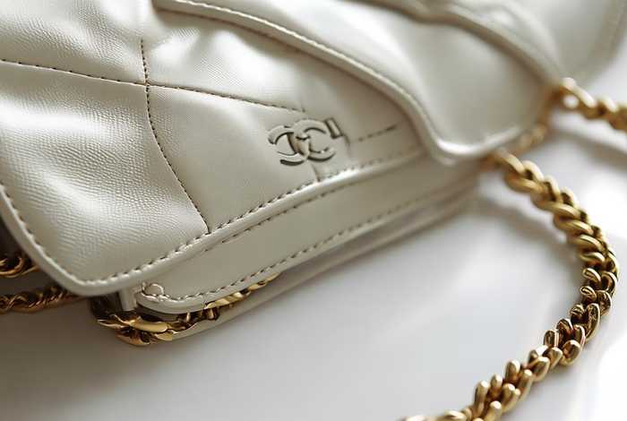 官方香奈儿包包是正品吗；官方香奈儿包包是正品吗知乎