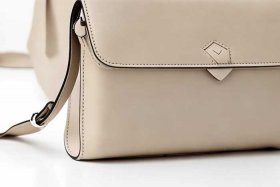 女式放手机的斜挎小包，女式放手机的斜挎小包叫什么