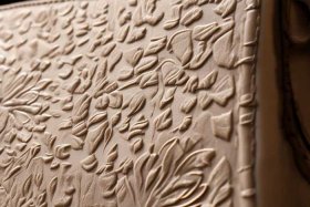 蔻驰包花纹是对称的吗；coach的包花纹都是对称的吗