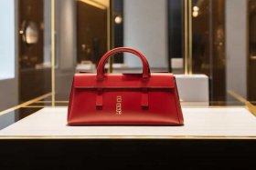 蔻驰女包city30专柜多少钱；蔻驰女包2021年专柜新款