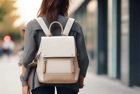 女士双肩背包休闲包品牌（女士双肩背包休闲包品牌排行）