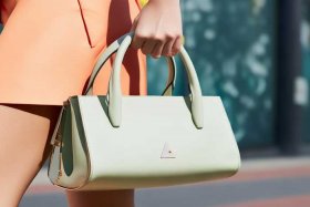 年轻女孩子适合什么牌子的包，年轻女孩子适合什么牌子的包包