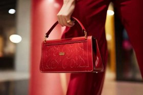 女士奢侈品品牌包包红色；女士奢侈品品牌包包红色是什么