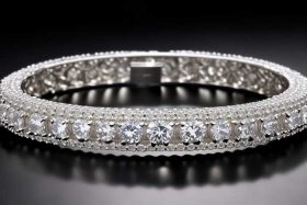 卡地亚手镯是什么材质（卡地亚手镯是什么材质贵吗）