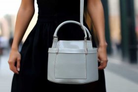 女包水桶包斜挎包单肩（水桶小包包单肩斜挎包怎么做）