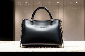 普拉达新款包包图片；普拉达新款包包图片欣赏