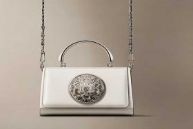 女包品牌标志（女包品牌标志圆圈里面）