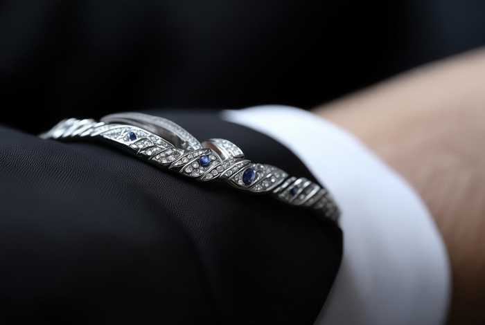 男款手链奢侈品牌（男款手链奢侈品牌推荐）