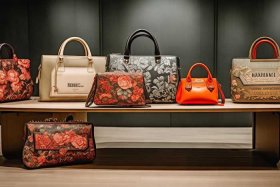 名字带花四个字的包包品牌有哪些；名字带花四个字的包包品牌有哪些呢