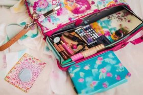 女生的小包包能装什么 女生的小包包能装什么东西