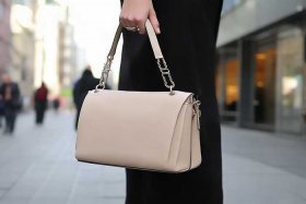 女士包包斜挎小包样板（女士包包斜挎小包样板视频）