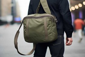 男士单肩包斜挎包牛津布或尼龙布；单肩包尼龙布好还是牛津布好