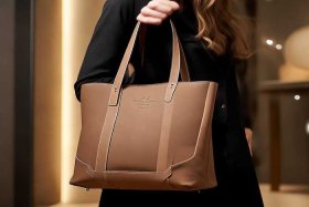 女士高档帆布包品牌有哪些；女士高档帆布包品牌有哪些牌子