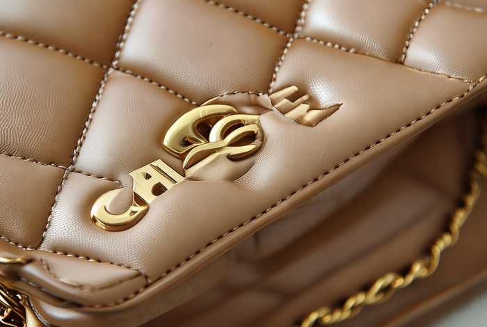 香奈儿经典款包包怎么辨别真假（香奈儿经典款包包怎么辨别真假图片）