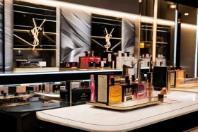 圣罗兰是哪个国家的品牌旗下的（圣罗兰是哪个国家的品牌化妆品）