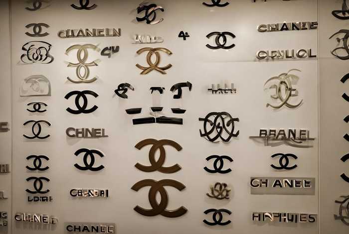 香奈儿包的标志logo有几种（香奈儿包的标志logo有几种图案）