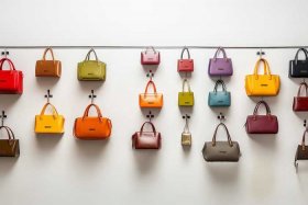 休闲女包的品牌大全及价格；休闲女包的品牌大全及价格图片