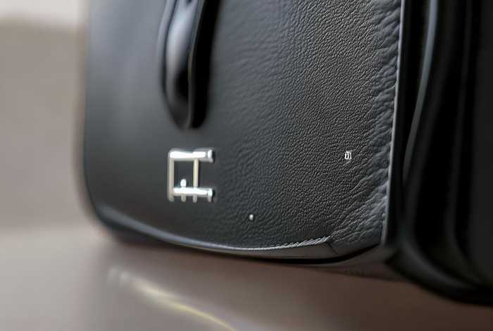 思驰包是什么品牌；思驰女包牌子的标志是什么样子的