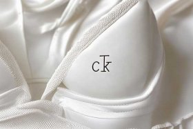 小ck包包和ck内衣一个牌子吗，ck内裤和小ck包是一个牌子吗