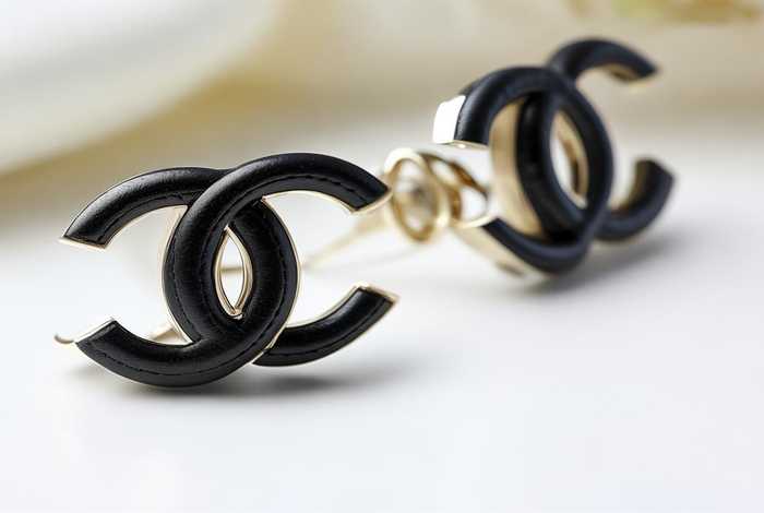 香奈儿耳钉官网价格 香奈儿耳钉官网价格双C黑皮绳
